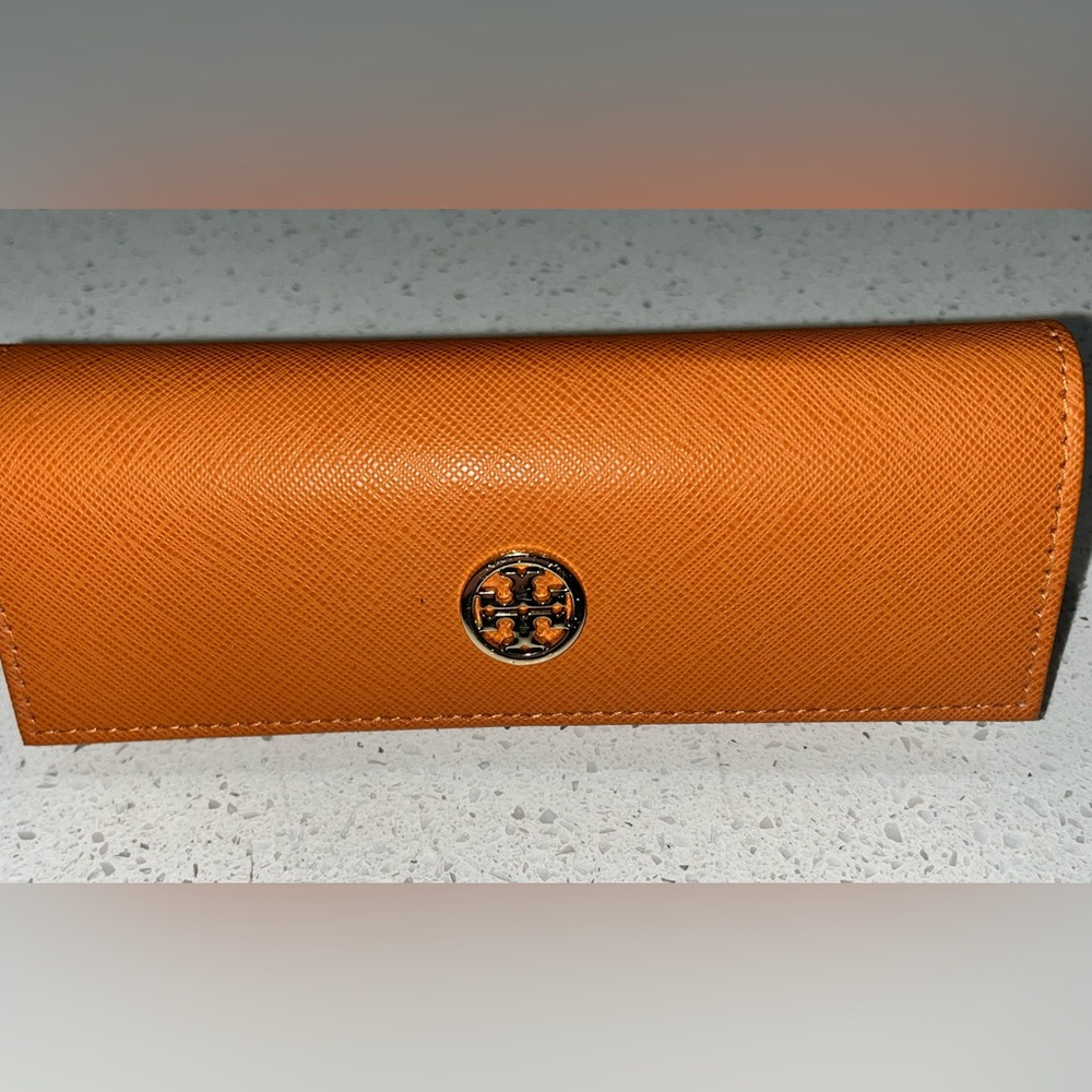 💯 Tory Burch Brown/Saffron Logo hard glasses case with snap closure